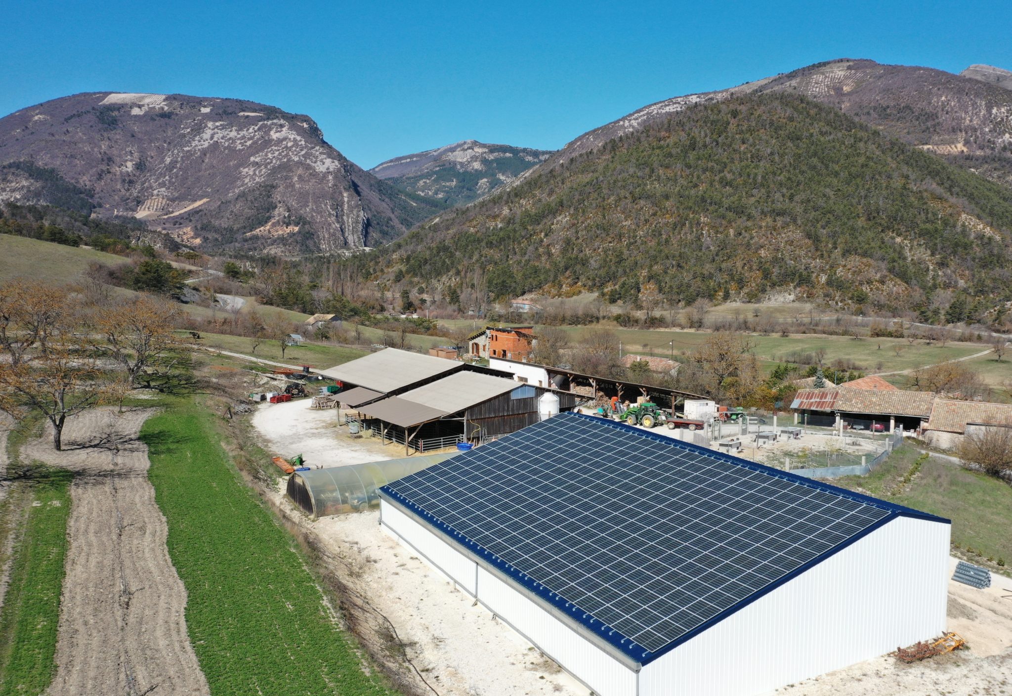 découvrez le crédit solaire, une solution financière avantageuse pour investir dans des panneaux photovoltaïques et réduire vos factures d'énergie. profitez des aides gouvernementales et d'un financement sur mesure pour adopter une énergie renouvelable et durable.