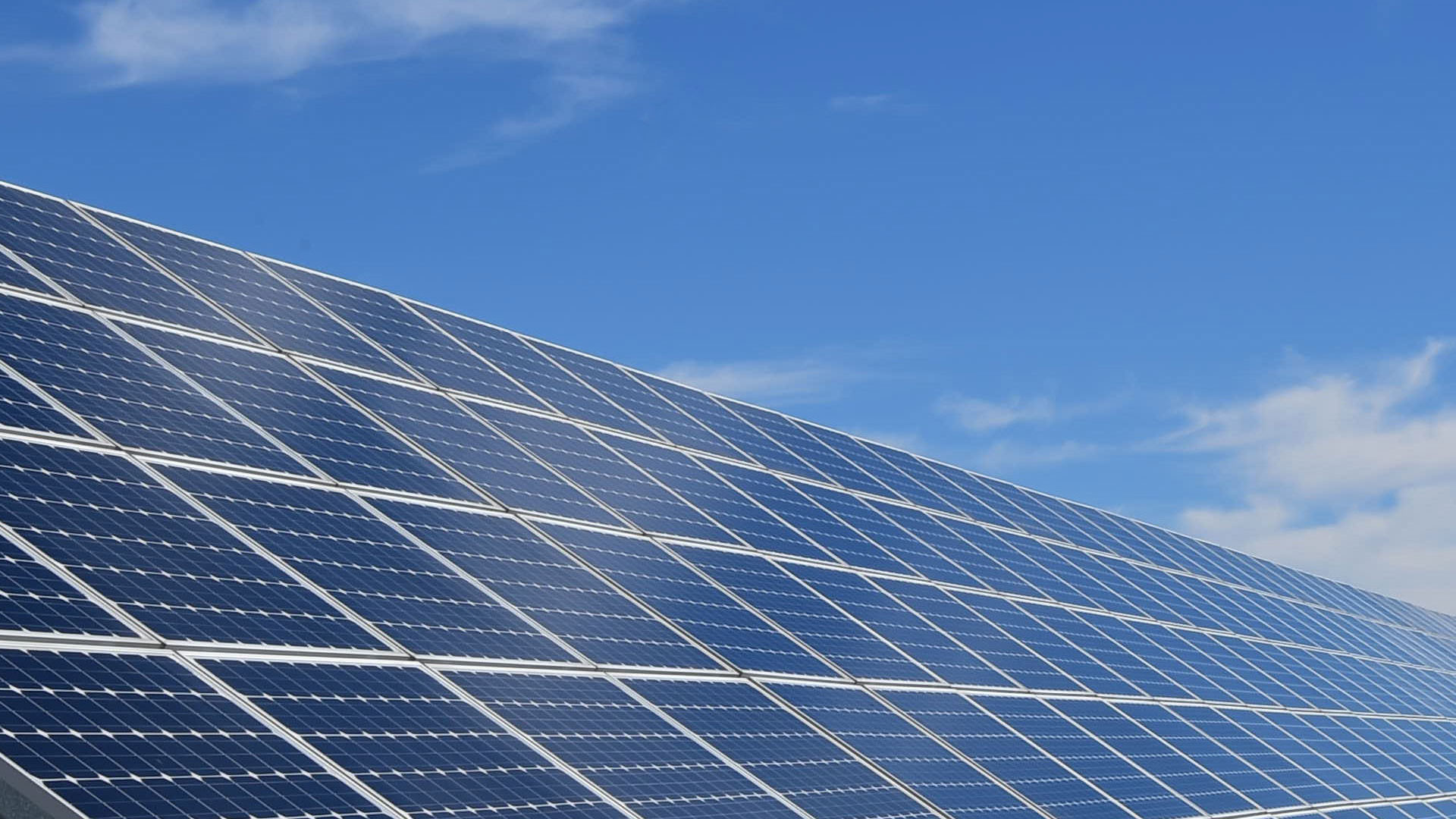 découvrez la définition d'un capteur solaire, son fonctionnement et son rôle essentiel dans la conversion de l'énergie solaire en électricité ou en chaleur. informez-vous sur les différents types de capteurs solaires et leurs applications dans les systèmes énergétiques durables.