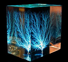 découvrez la définition du terme 'diélectrique', un concept clé en physique et en électronique. apprenez comment ces matériaux isolants influencent le comportement des champs électriques et leur rôle dans diverses applications industrielles et technologiques.