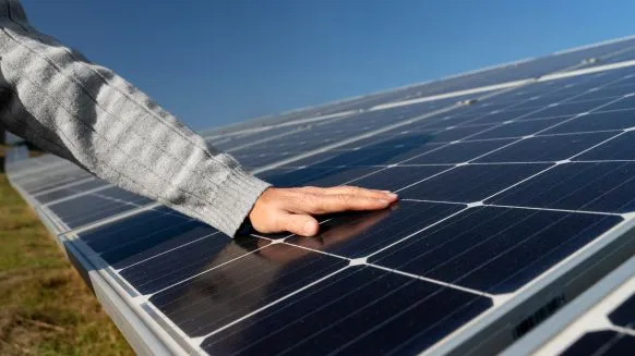 découvrez la définition de l'énergie solaire, une source d'énergie renouvelable inépuisable qui tire profit des rayons du soleil. apprenez comment cette forme d'énergie contribue à la transition énergétique et aux solutions durables pour notre planète.