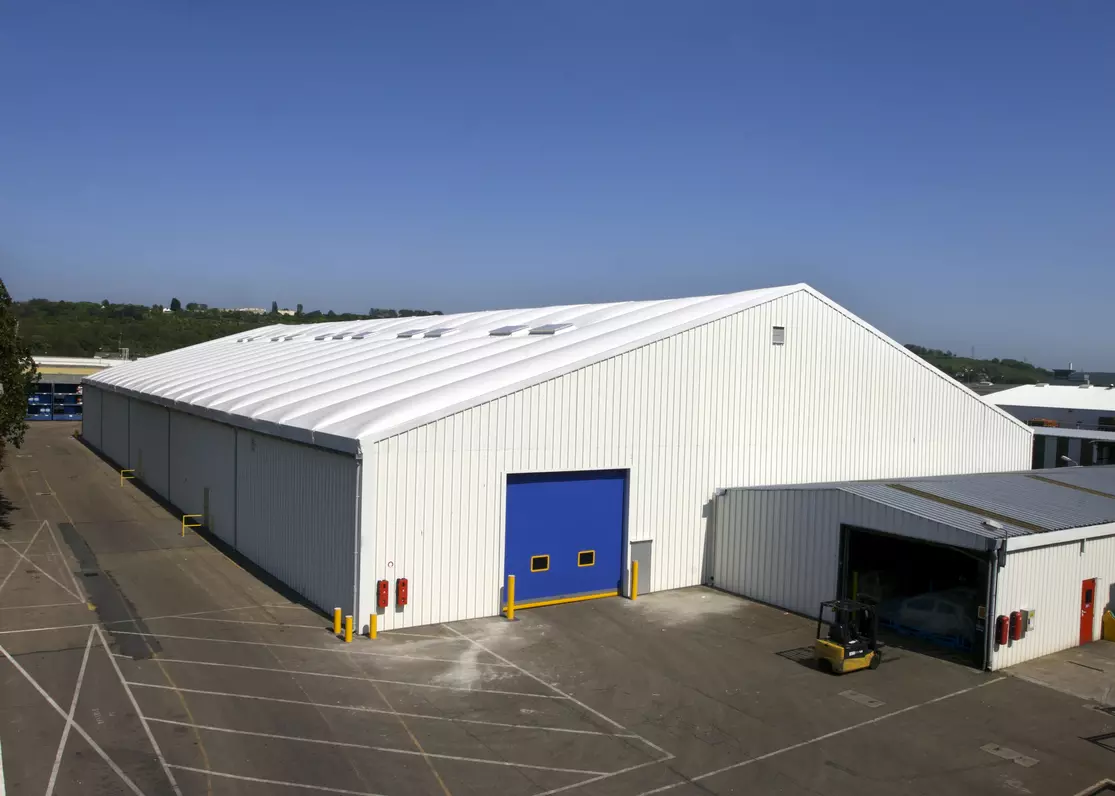 découvrez la définition d'un hangar, un bâtiment essentiel pour le stockage et la protection de divers biens. apprenez ses caractéristiques, ses usages et son importance dans le secteur agricole et industriel.