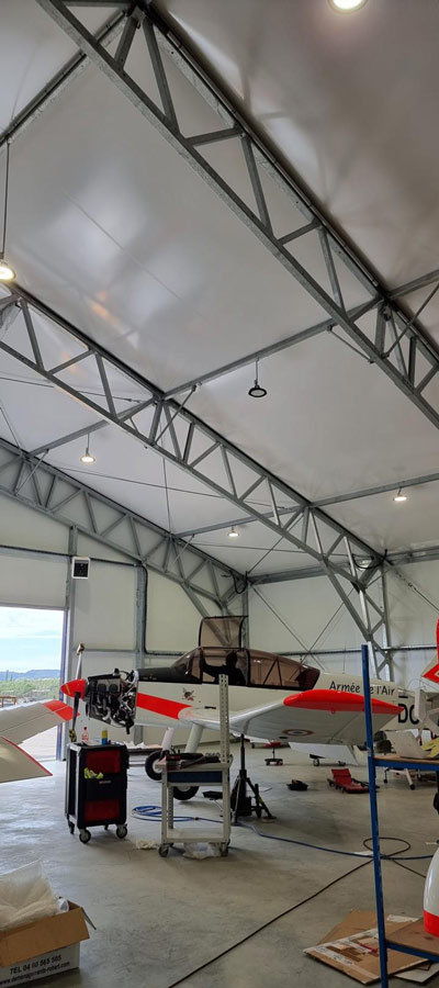 découvrez la définition d'un hangar, un bâtiment essentiel pour le stockage de matériel, de véhicules ou de produits agricoles. apprenez-en plus sur ses caractéristiques, types et usages courants.