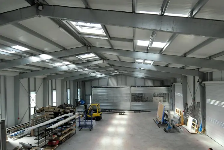 découvrez la définition d'un hangar, cet espace de stockage ou de travail souvent utilisé pour abriter des véhicules, des marchandises ou des équipements. apprenez-en plus sur ses caractéristiques et différentes utilisations.