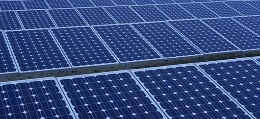 découvrez la définition du panneau photovoltaïque, un élément essentiel de la production d'énergie solaire. apprenez comment il capte la lumière du soleil pour la transformer en électricité et explorez ses avantages pour un avenir durable.