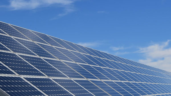 découvrez la définition des panneaux solaires, leur fonctionnement, et leur rôle essentiel dans la production d'énergie renouvelable. informez-vous sur les avantages écologiques et économiques de cette technologie qui transforme la lumière du soleil en électricité.