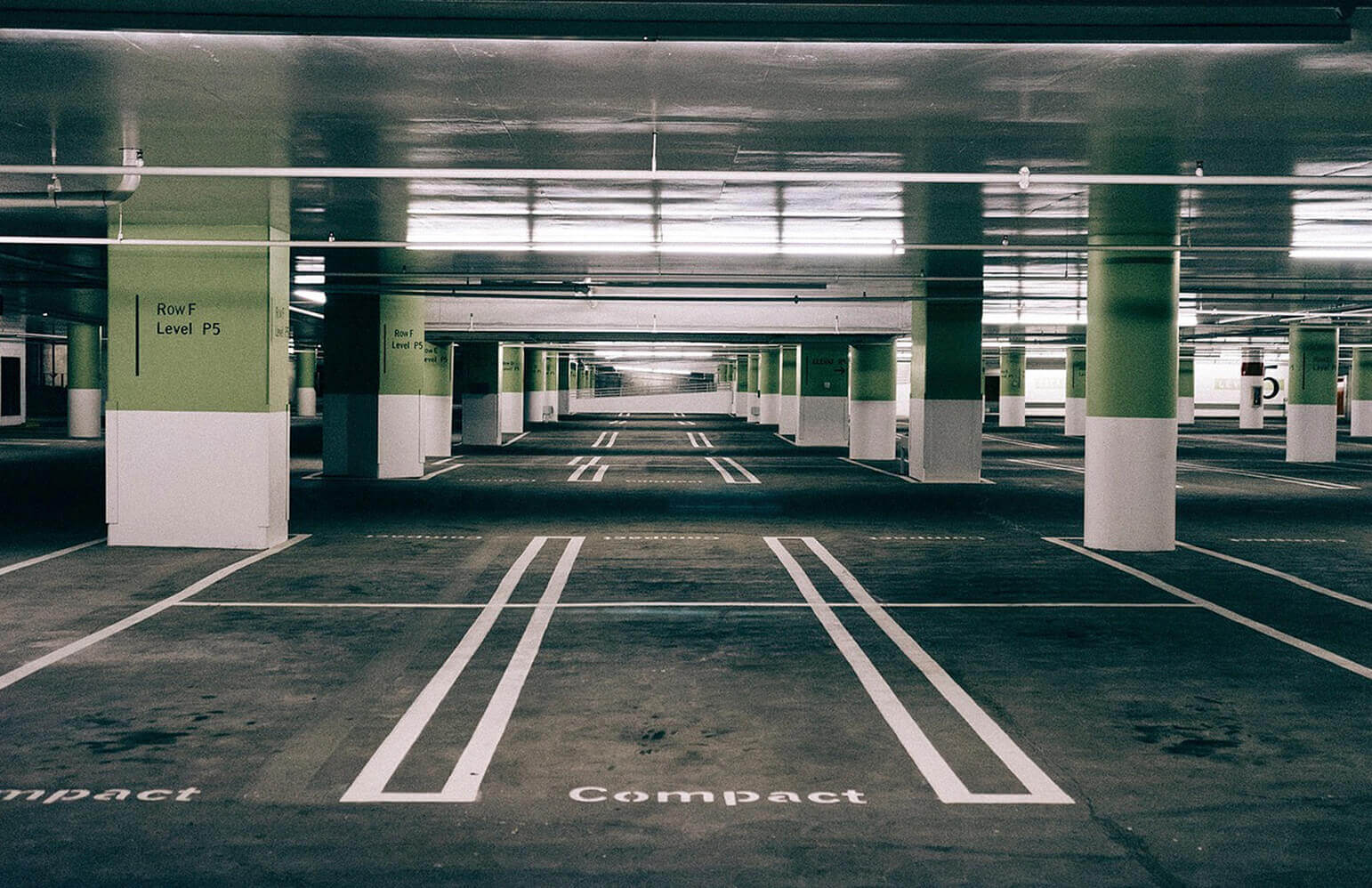 découvrez la définition du parking aérien, un système de stationnement innovant qui utilise des structures surélevées pour optimiser l'espace urbain. apprenez comment ces installations modernes améliorent la gestion des véhicules et contribuent à l'efficacité des espaces publics.