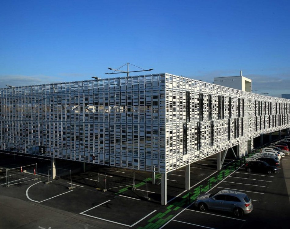 découvrez la définition du parking aérien, un concept essentiel pour optimiser l'espace de stationnement dans les zones urbaines. apprenez comment il fonctionne, ses avantages et son impact sur l'urbanisme avec notre guide complet.