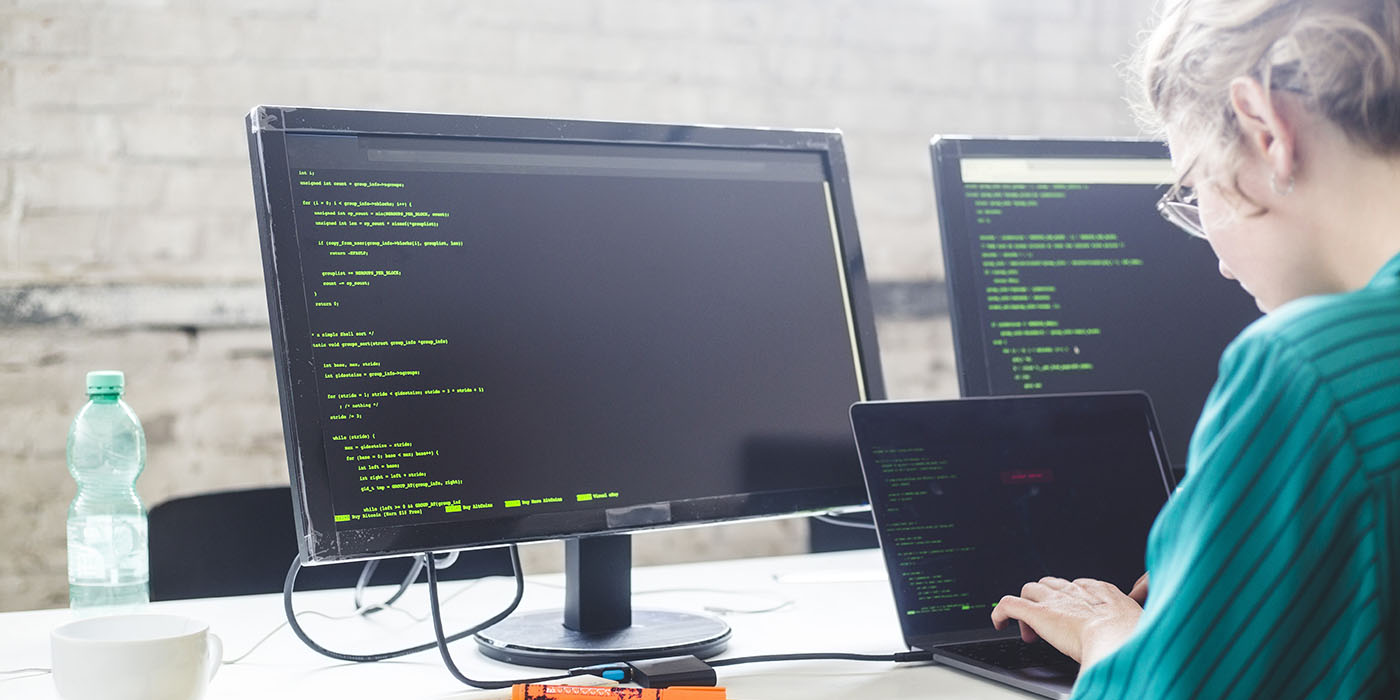 découvrez le métier de développeur : des compétences techniques aux défis de l'innovation, explorez comment ces professionnels façonnent le monde numérique en créant des solutions logicielles adaptées aux besoins d'aujourd'hui.