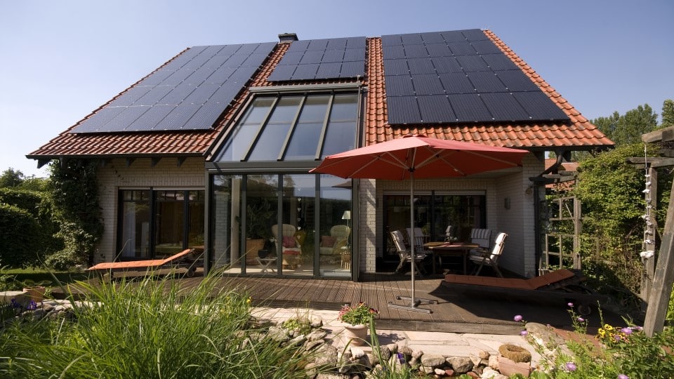 découvrez les principes du dimensionnement photovoltaïque pour optimiser la production d'énergie solaire. apprenez à calculer les besoins énergétiques, à choisir les panneaux solaires adaptés et à maximiser votre rendement grâce à des conseils d'experts.