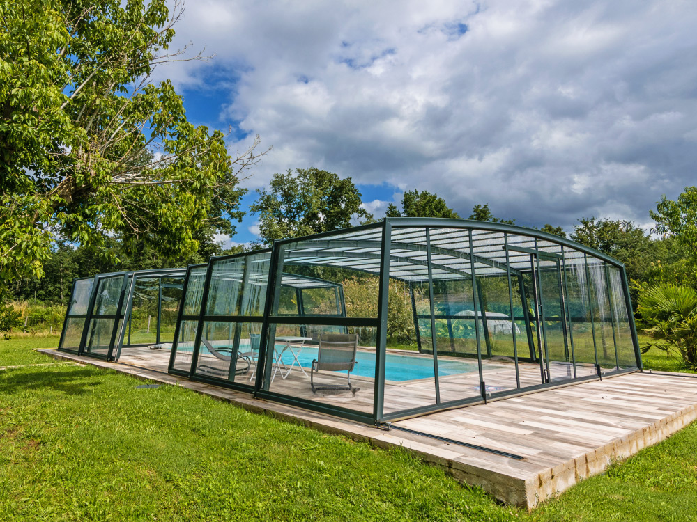 découvrez les dômes de piscine, la solution idéale pour prolonger votre saison de baignade tout en protégeant votre espace aquatique des intempéries. profitez d'une atmosphère agréable et d'une sécurité accrue pour toute votre famille.