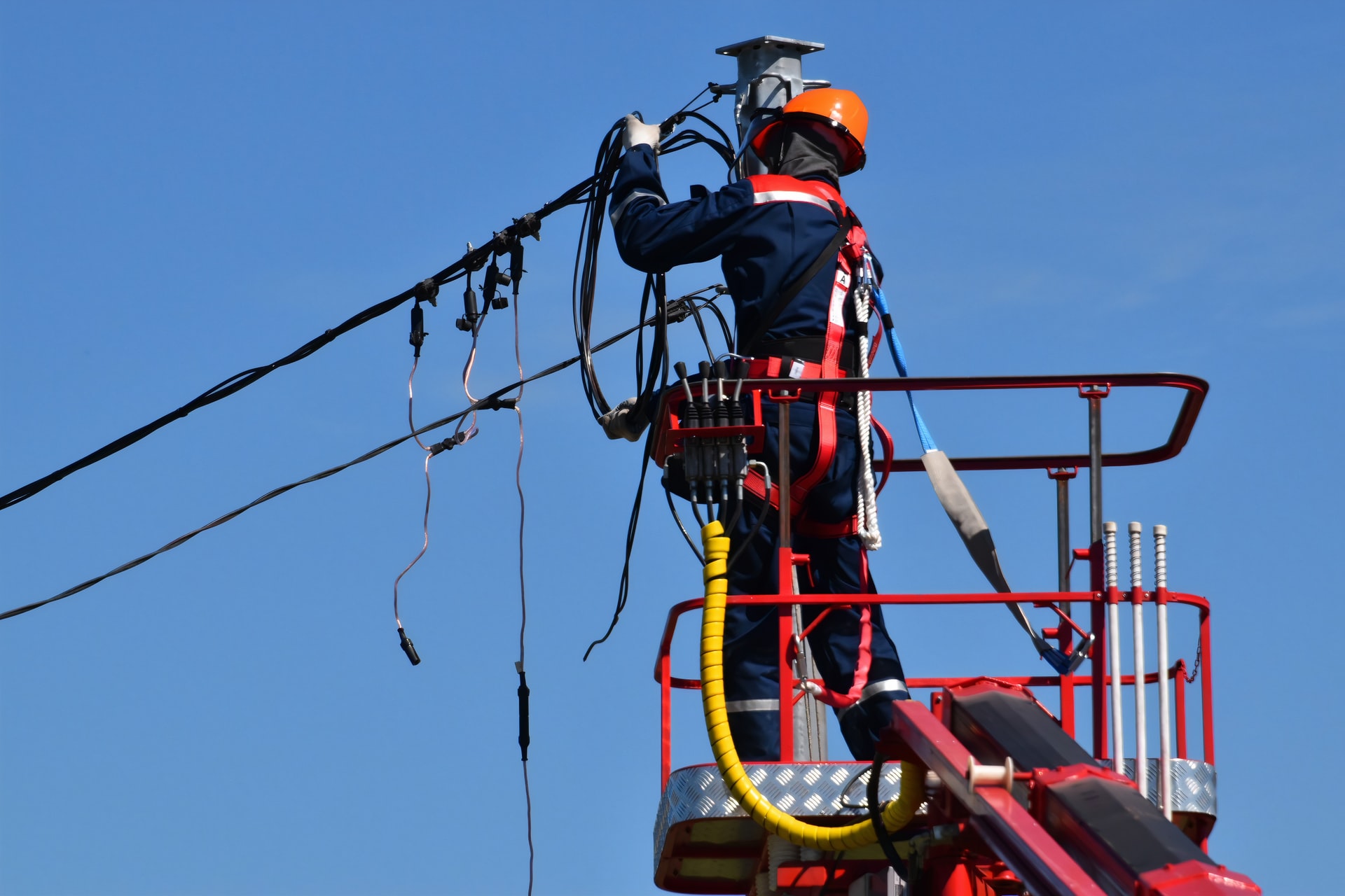 découvrez tout ce qu'il faut savoir sur l'électricité : ses principes fondamentaux, son utilisation dans la vie quotidienne, les innovations technologiques, ainsi que les conseils pour une consommation responsable et efficace.