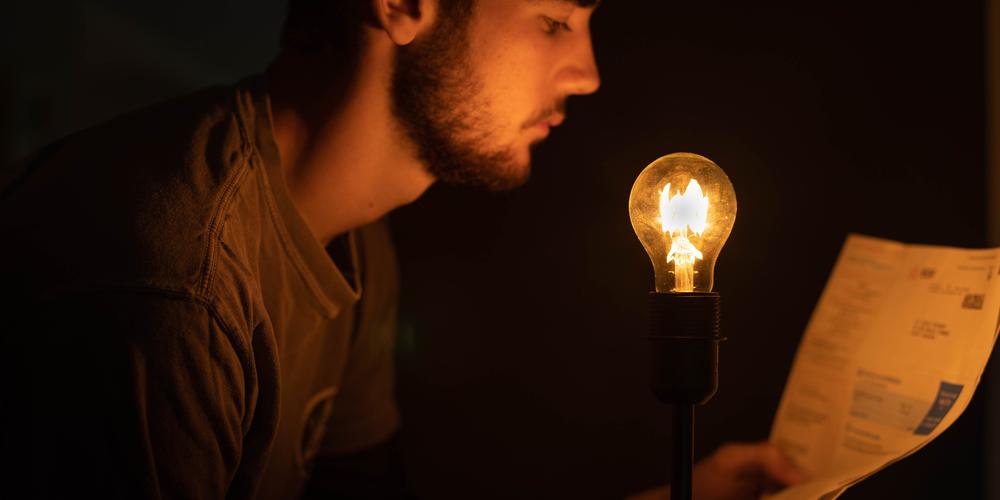 découvrez tout ce qu'il faut savoir sur l'électricité : principes de base, applications, sécurité et innovations. apprenez comment l'électricité alimente notre quotidien et explorez les enjeux écologiques qui l'entourent.