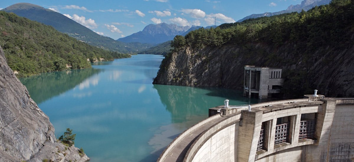 découvrez les dangers et les précautions à prendre concernant l'électricité en présence d'eau. apprenez comment assurer la sécurité dans votre maison et éviter les accidents liés aux installations électriques.