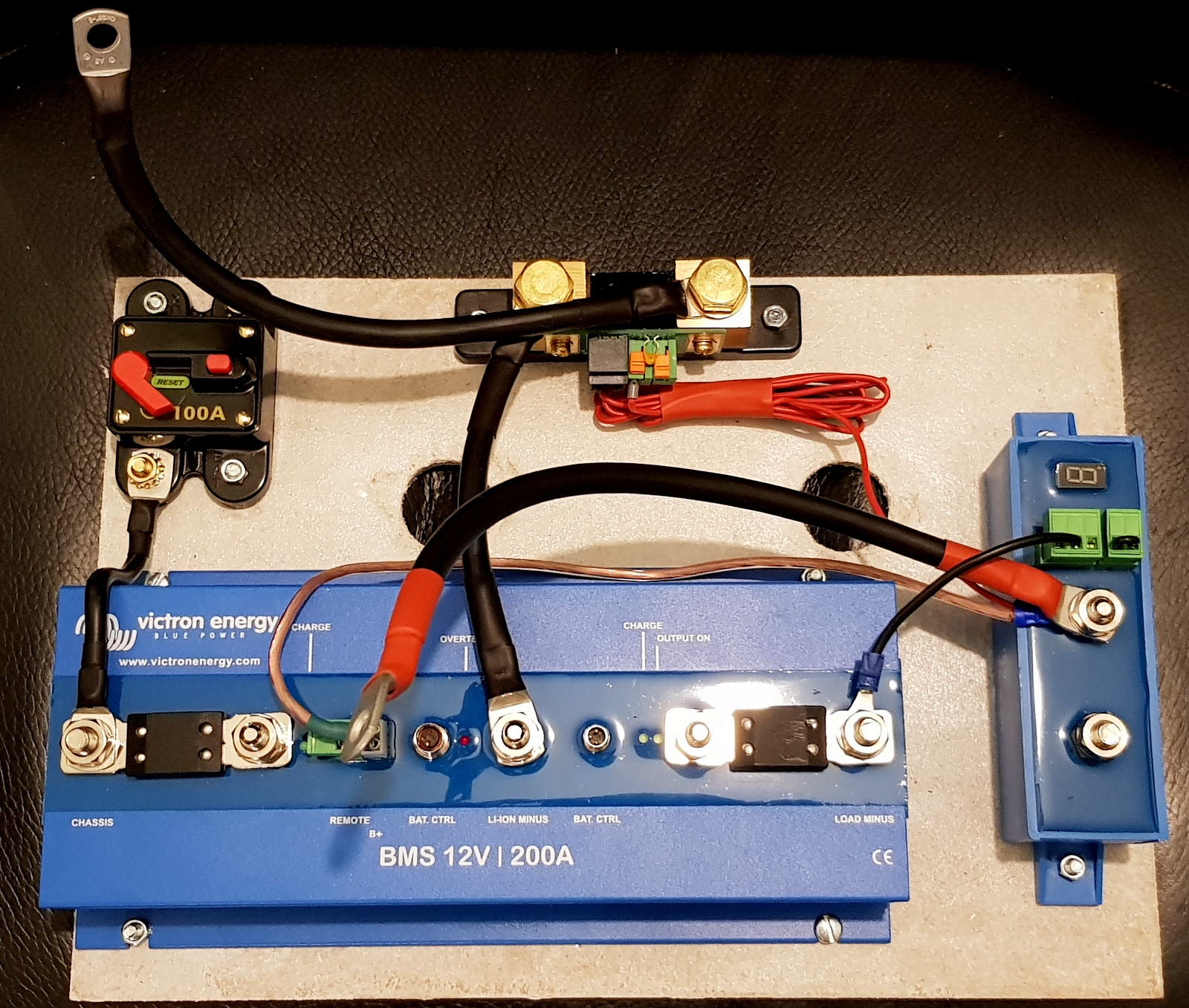 découvrez tout ce qu'il faut savoir sur l'électricité pour camping-car : conseils, équipements indispensables, astuces de recharge et systèmes d'alimentation pour un voyage en toute autonomie. profitez de votre aventure en toute sérénité grâce à une gestion optimale de l'énergie.