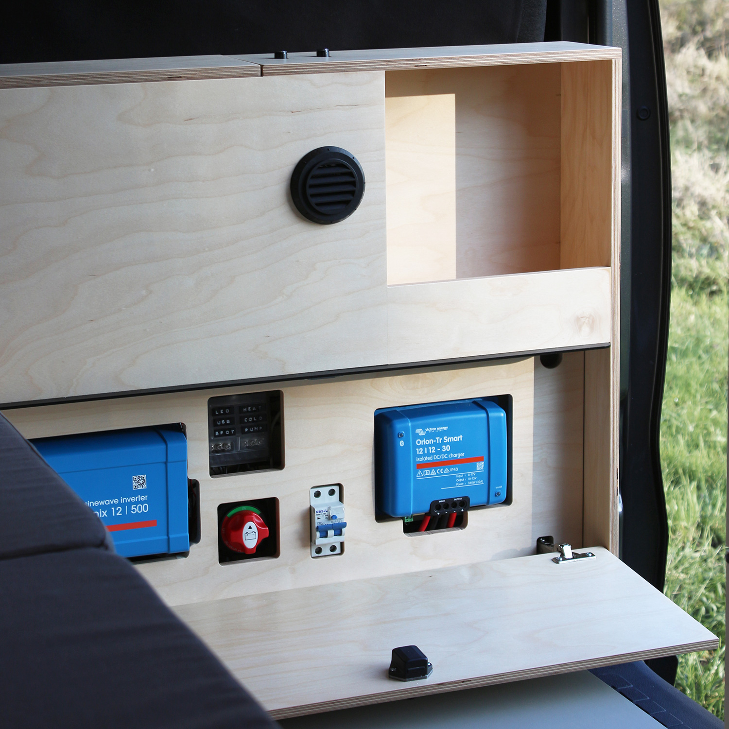 découvrez notre guide complet sur l'électricité pour vans. apprenez à installer, entretenir et optimiser votre système électrique pour profiter pleinement de vos aventures en van, tout en assurant votre confort et votre sécurité.