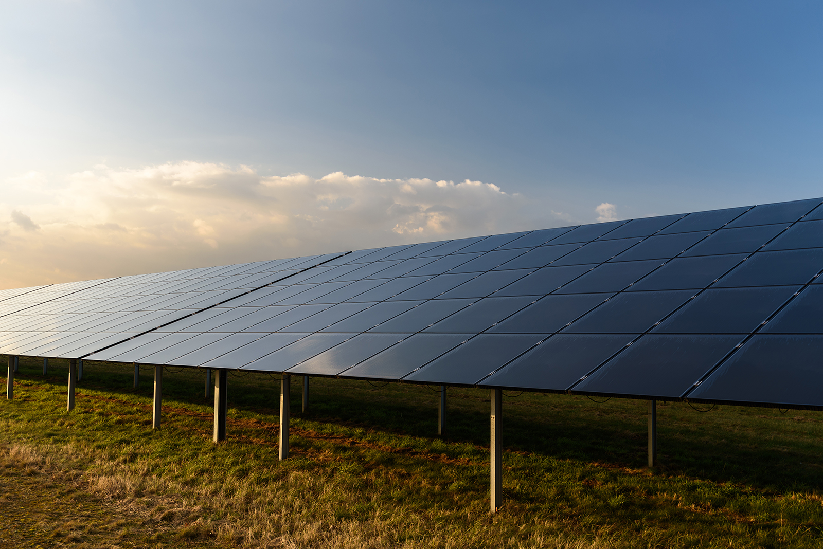 découvrez les avantages de l'énergie solaire, une source d'énergie renouvelable et durable. apprenez comment les panneaux solaires peuvent réduire votre facture d'électricité et contribuer à la protection de l'environnement tout en offrant une solution énergétique innovante.