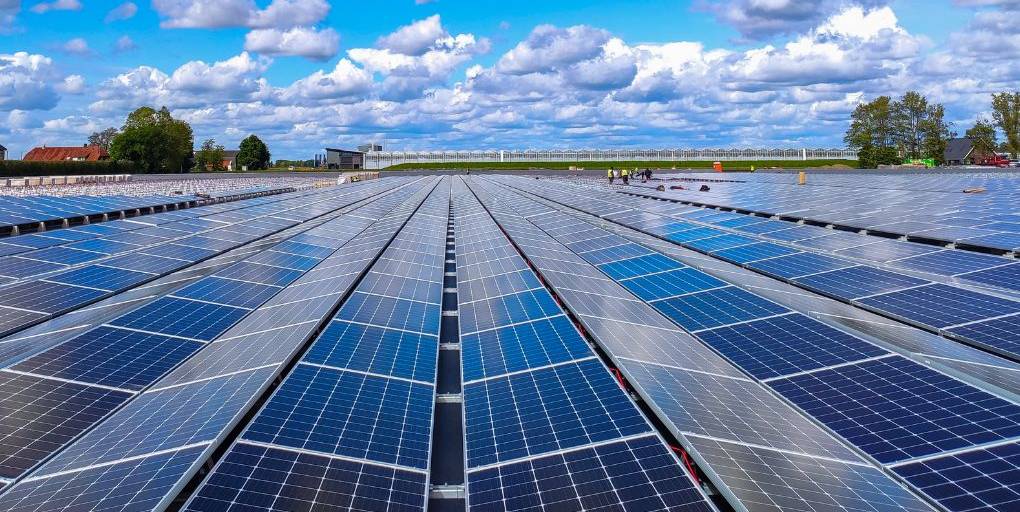 découvrez les avantages de l'énergie solaire : une source d'énergie renouvelable, durable et économique pour réduire votre empreinte carbone et réaliser des économies sur vos factures d'électricité.