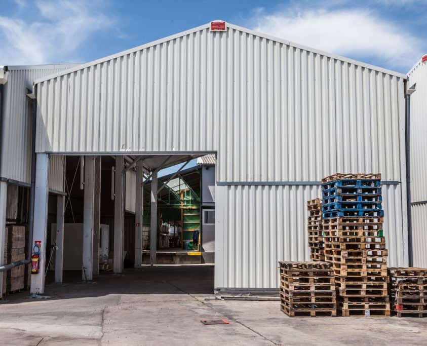 découvrez notre guide complet sur les hangars : construction, types, matériaux et astuces pour optimiser votre espace. que ce soit pour le stockage, l'agriculture ou les projets artisanaux, trouvez des conseils pratiques et des idées inspirantes pour aménager votre hangar selon vos besoins.