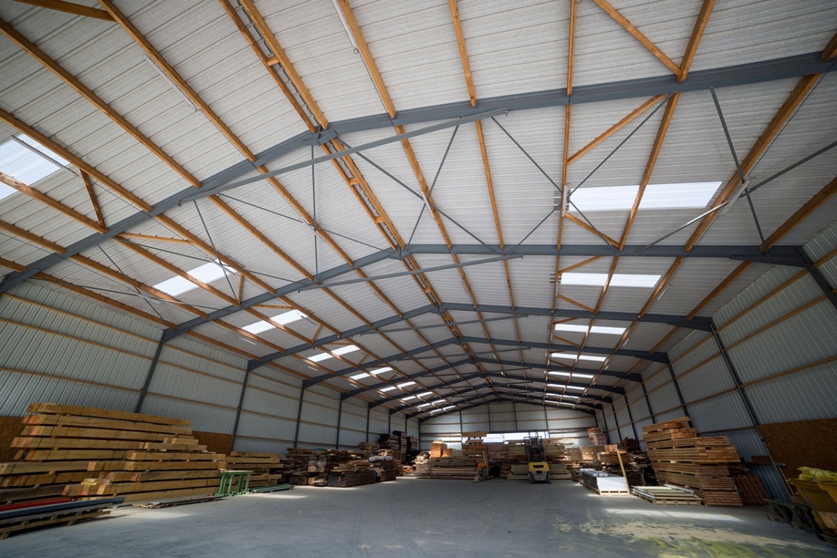 découvrez nos services de fabrication de hangars sur mesure, adaptés à vos besoins spécifiques. que ce soit pour un usage agricole, industriel ou commercial, nous garantissons des structures robustes et durables.