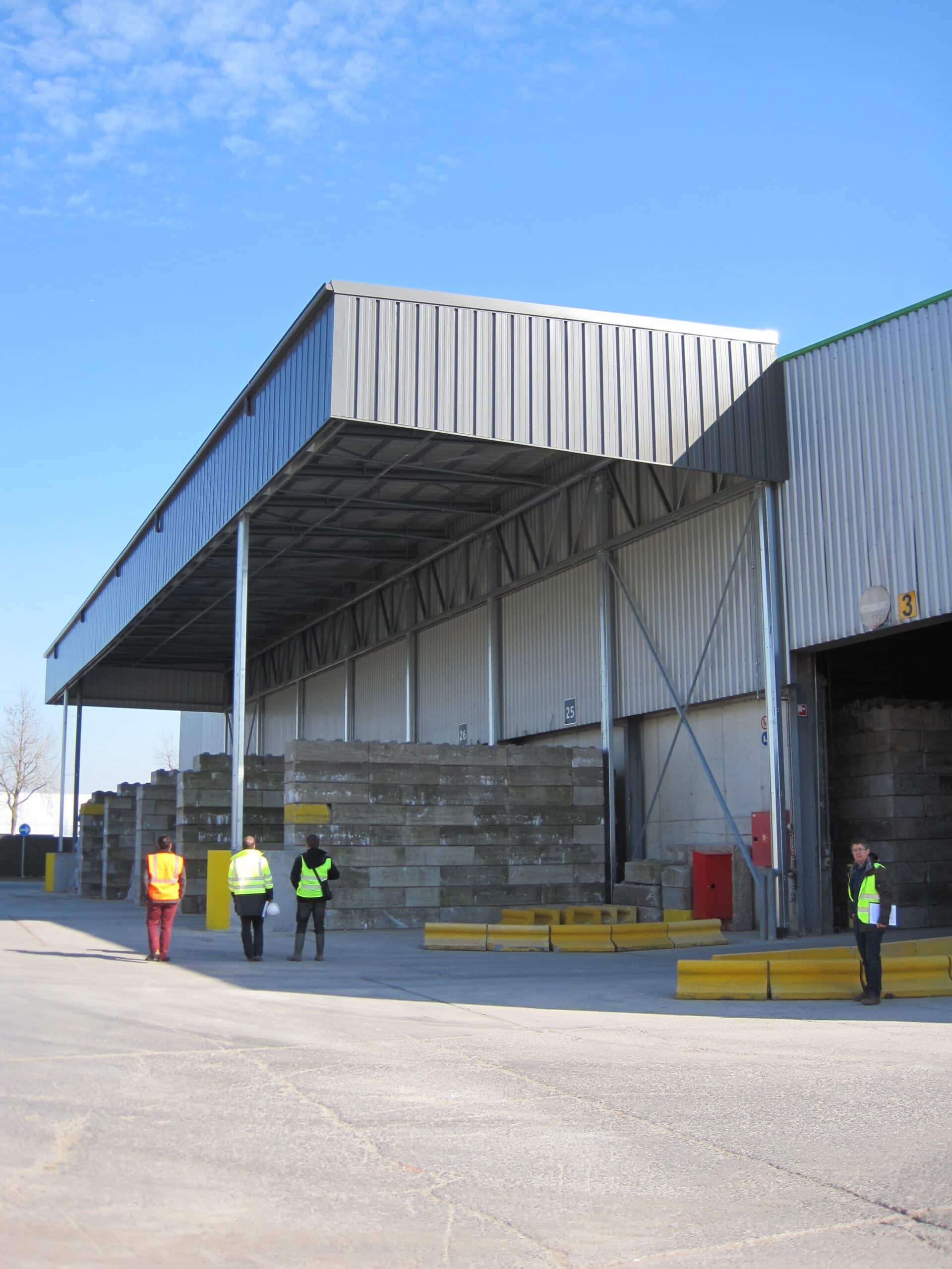 découvrez nos services de fabrication de hangars sur mesure, adaptés à vos besoins spécifiques. que ce soit pour le stockage, l'agriculture ou l'industrie, nous vous offrons des solutions robustes et durables pour tous vos projets.