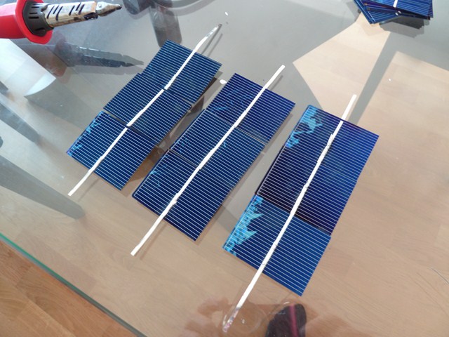 découvrez le processus de fabrication des panneaux solaires, une technologie innovante et durable qui transforme l'énergie solaire en électricité. apprenez comment ces dispositifs essentiels sont conçus pour maximiser l'efficacité énergétique tout en contribuant à la protection de notre planète.