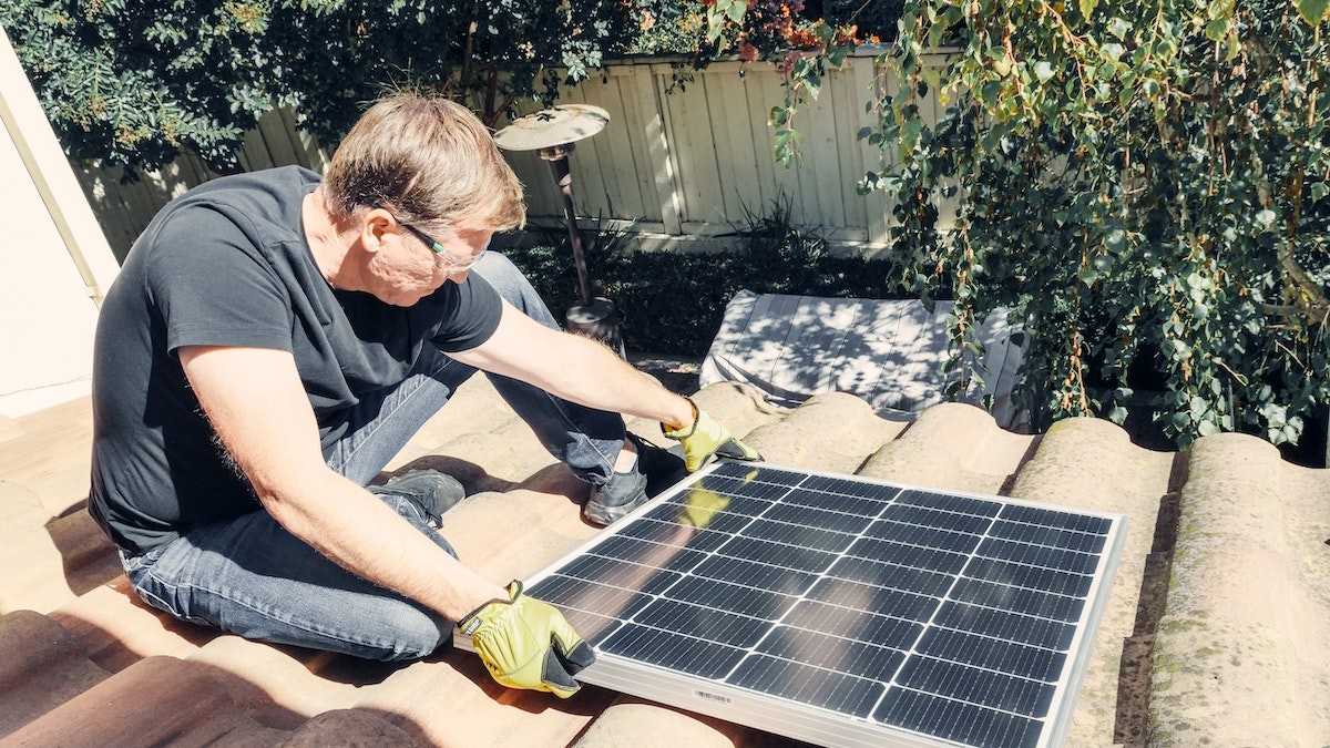 découvrez le processus de fabrication des panneaux solaires, des matériaux utilisés aux techniques de production, pour une énergie renouvelable efficace et durable.