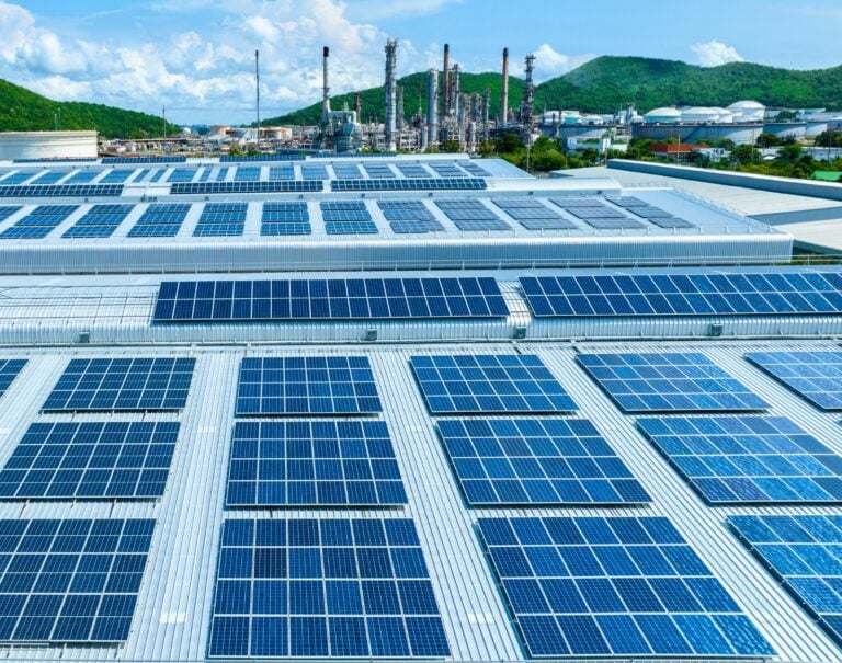 découvrez le processus de fabrication des panneaux solaires, de la conception à la production, et apprenez comment cette technologie durable contribue à un avenir énergétique propre et renouvelable.