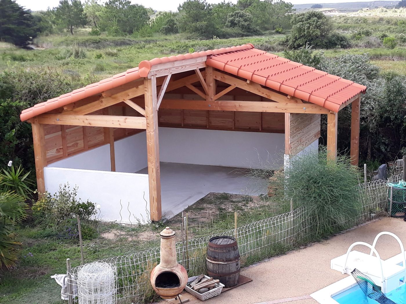 découvrez notre préau en bois, une solution élégante et durable pour abriter vos moments en extérieur. idéal pour profiter de vos espaces de vie tout en étant protégé du soleil et des intempéries. conçu avec des matériaux de qualité, notre préau s'intègre parfaitement dans votre jardin.