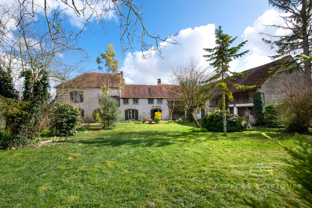 découvrez cette ferme à vendre, un véritable havre de paix au cœur de la nature. idéale pour un projet agricole ou une reconversion, cette propriété offre un cadre de vie tranquille avec de vastes terres, des bâtiments fonctionnels et un potentiel de développement. ne manquez pas cette opportunité unique de réaliser vos rêves!