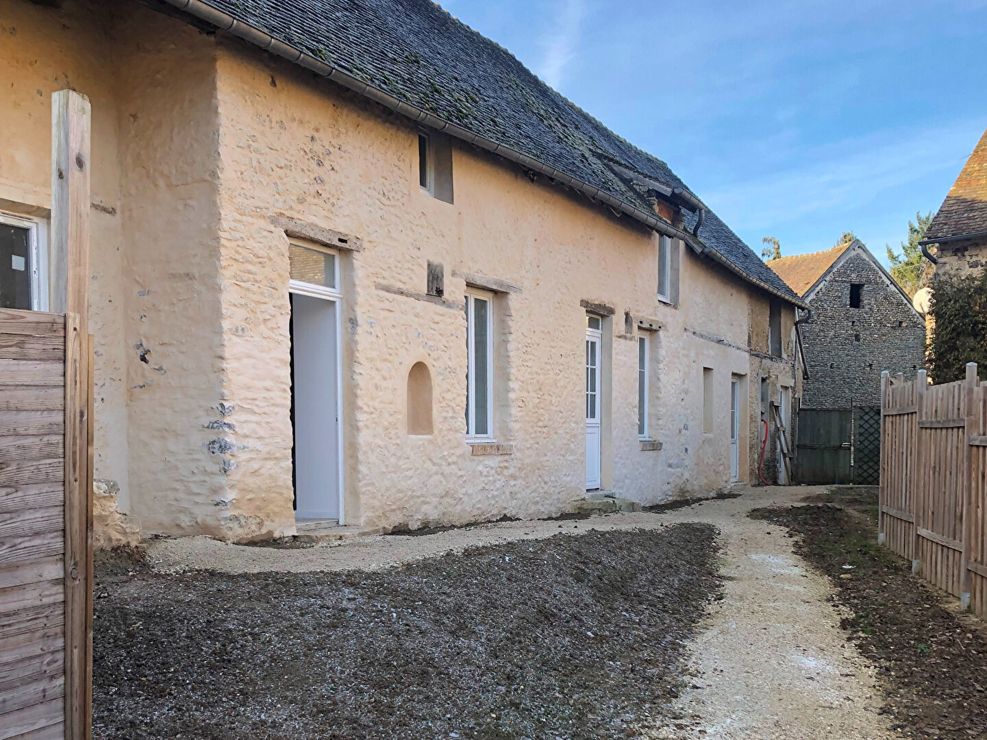 découvrez une opportunité unique avec cette ferme à vendre en eure-et-loir. idéale pour les amoureux de la nature et les projets agricoles, cette propriété offre un cadre paisible, des terrains vastes et un potentiel énorme. ne manquez pas cette chance d'investir dans la campagne française.