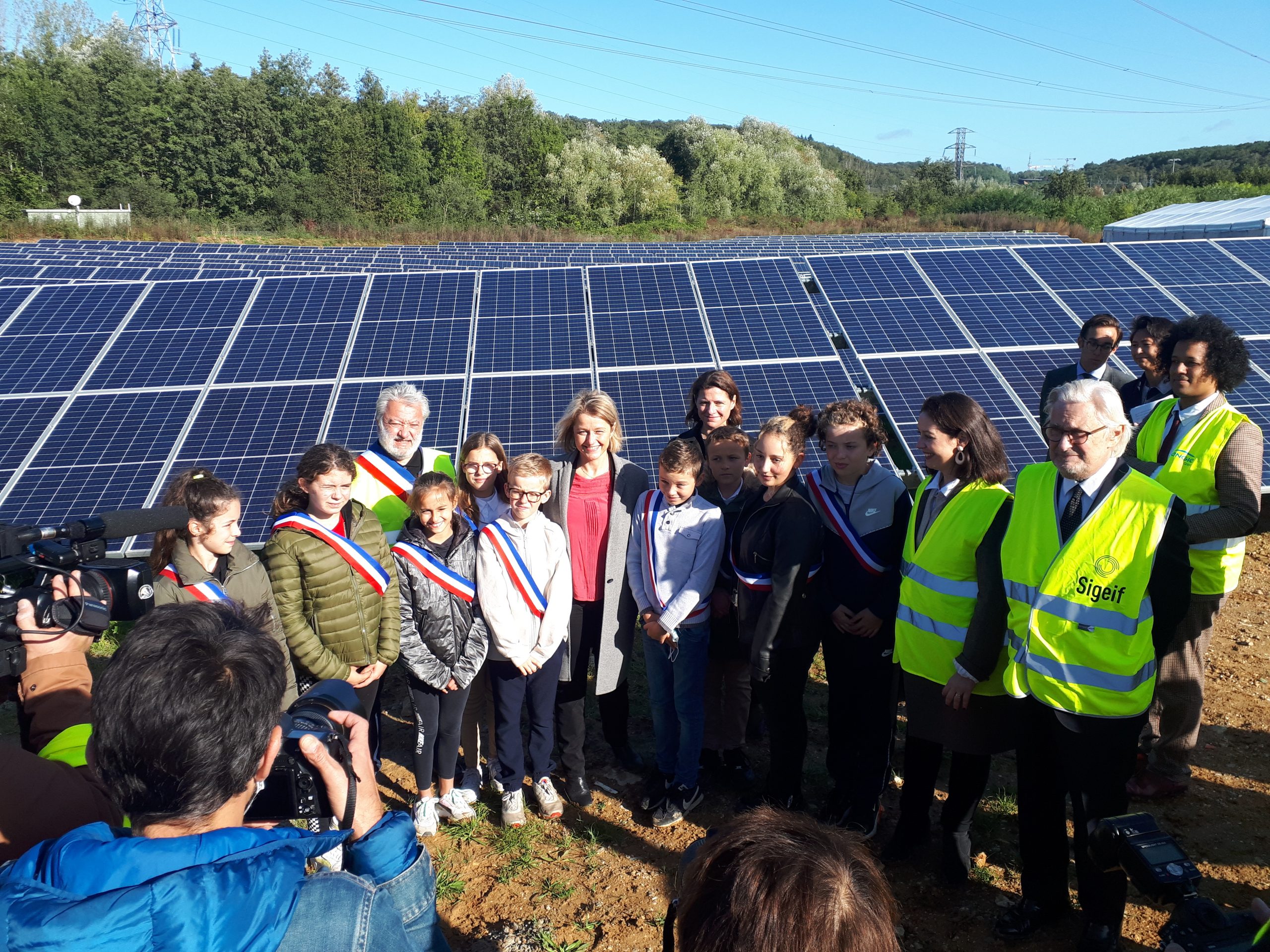 découvrez les avantages des fermes solaires, des installations innovantes qui produisent de l'énergie propre et renouvelable tout en respectant l'environnement. apprenez comment elles contribuent à la transition énergétique et à la lutte contre le changement climatique.