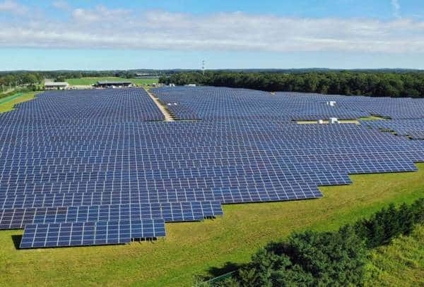 découvrez les bienfaits des fermes solaires, une solution durable pour produire de l'énergie renouvelable. elles contribuent à la transition énergétique tout en préservant l'environnement. apprenez comment ces installations innovantes exploitent la puissance du soleil pour alimenter nos besoins énergétiques.