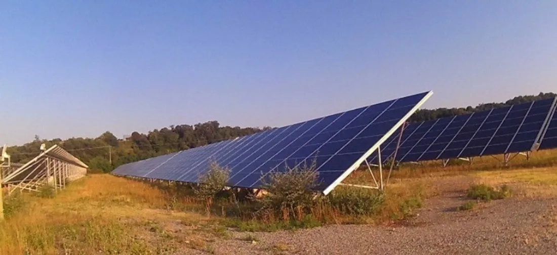 découvrez notre ferme solaire innovante, dédiée à la production d'énergie durable et à la préservation de l'environnement. grâce à notre technologie de pointe, nous exploitons l'énergie solaire pour alimenter les communautés tout en réduisant l'empreinte carbone. rejoignez-nous dans notre engagement pour un avenir énergétique plus vert.