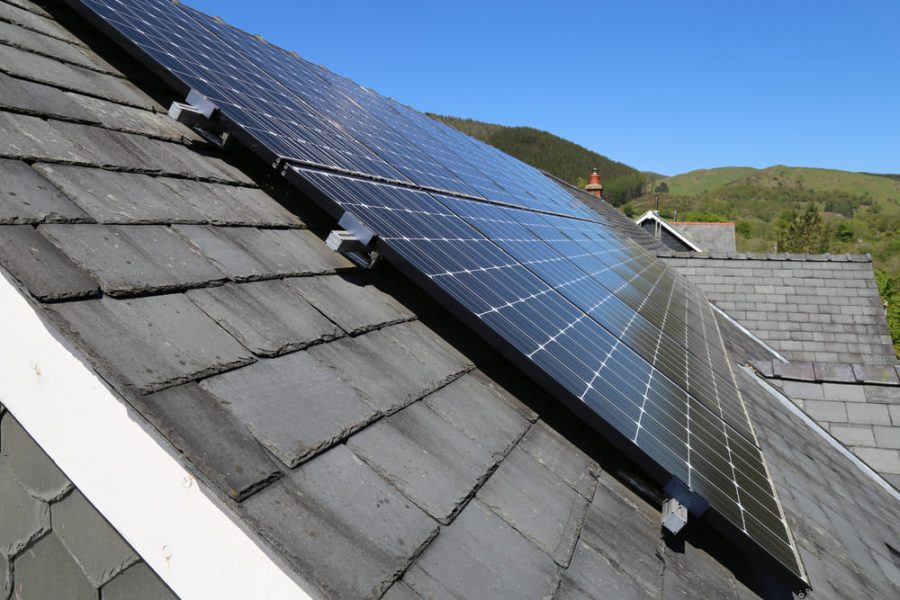découvrez comment fixer efficacement un panneau solaire sur un toit en ardoise. utilisez des techniques et des matériaux adaptés pour assurer une installation sécurisée et durable, tout en préservant l'esthétique de votre toiture.