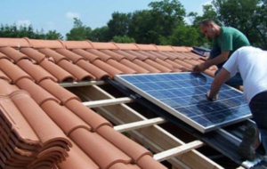 découvrez nos conseils et techniques pour fixer vos panneaux solaires de manière sécurisée et efficace. optimisez votre installation et maximisez vos économies d'énergie grâce à notre guide complet.