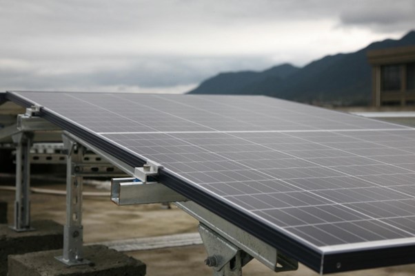 découvrez le fonctionnement des cellules photovoltaïques, leurs principes de conversion de la lumière en énergie électrique, et comment elles contribuent à une meilleure efficacité énergétique et à la transition vers des sources d'énergie renouvelables.