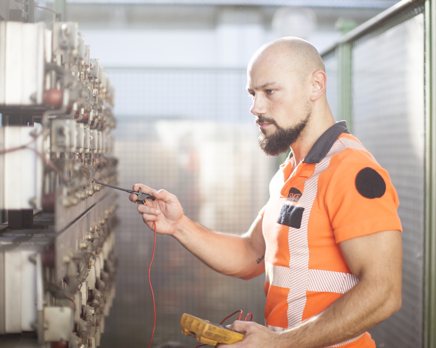 découvrez notre formation de technicien en électricité, qui vous permettra d'acquérir les compétences nécessaires pour intervenir sur les installations électriques, assurer leur maintenance et garantir leur conformité. rejoignez-nous pour devenir un expert dans le domaine de l'électricité et booster votre carrière professionnelle.