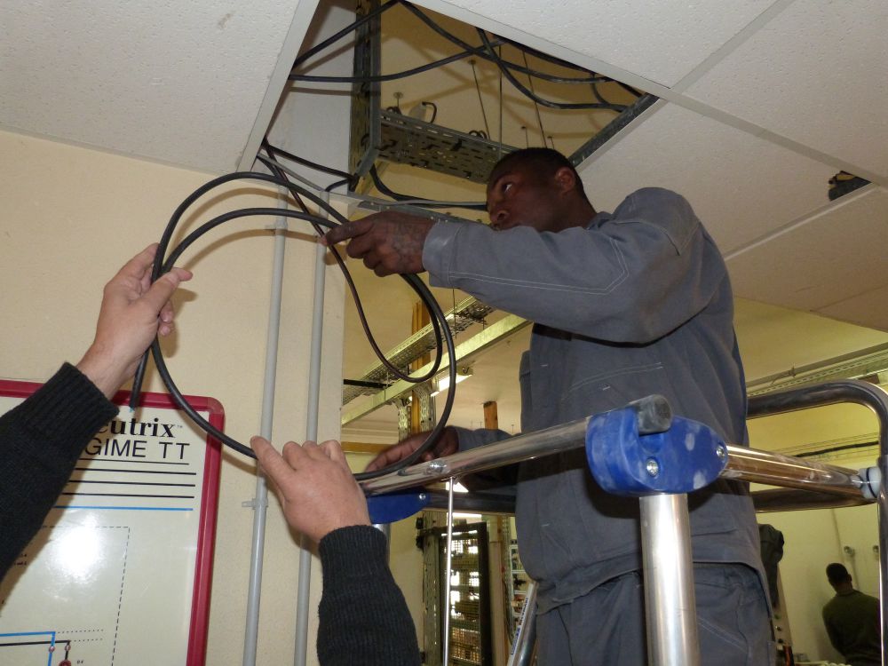 découvrez notre formation pour devenir technicien en électricité. apprenez les compétences essentielles pour exceller dans le domaine électrique, incluant les installations, la maintenance et la sécurité. rejoignez-nous pour un parcours éducatif enrichissant et développez votre expertise dès aujourd'hui!