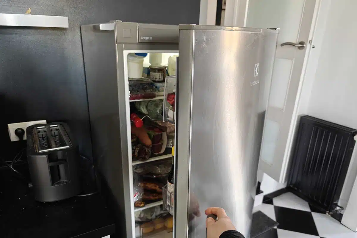 découvrez le frigo solaire économique, une solution innovante pour conserver vos aliments tout en réduisant votre empreinte énergétique. idéal pour les campeurs, les vanlifers et les propriétaires soucieux de l'environnement, ce frigo respectueux de la planète allie performance et économie. profitez de l'énergie solaire pour un mode de vie durable et autonome.