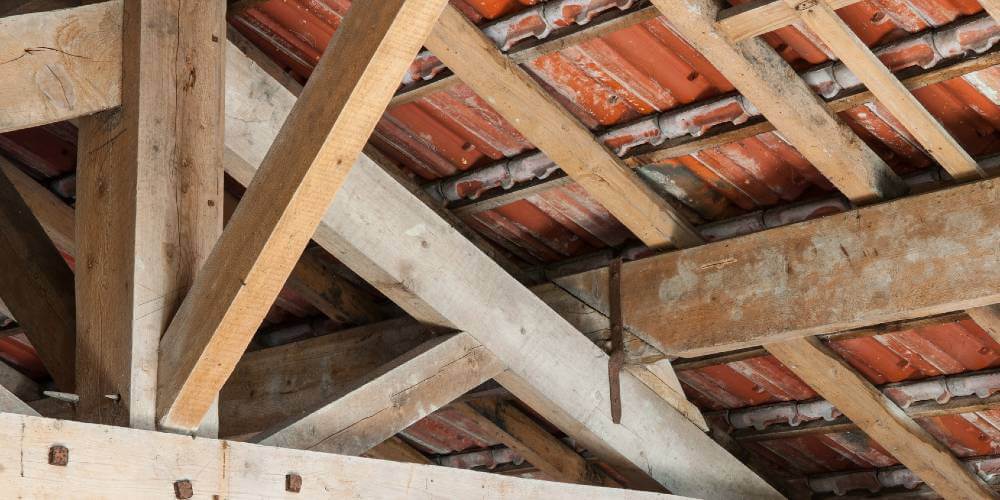découvrez comment détecter et réparer une fuite de toiture efficacement. protégez votre maison des dégâts d'eau et assurez une longévité à votre couverture grâce à nos conseils experts.