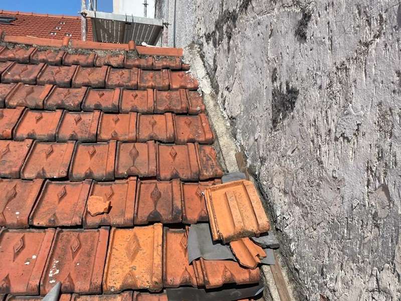 découvrez nos conseils et solutions pour gérer efficacement une fuite de toiture. apprenez à identifier les causes, à effectuer des réparations temporaires et à faire appel à des professionnels pour assurer la pérennité de votre habitation.