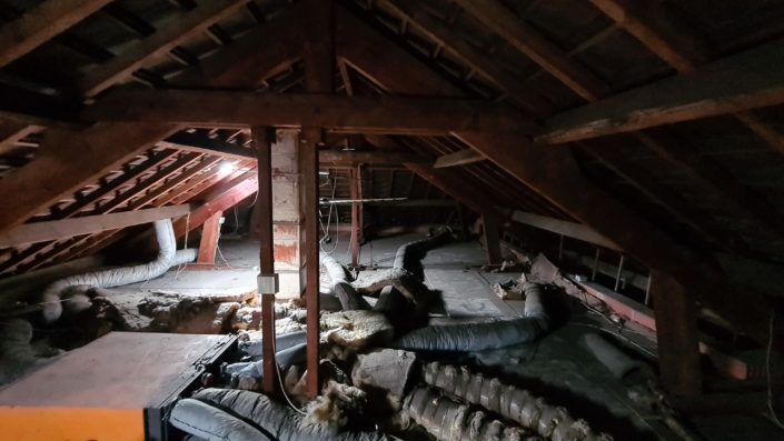 découvrez les causes et les solutions pour gérer une fuite de toiture. protégez votre maison des dégâts d'eau avec nos conseils et astuces pour réparer efficacement.