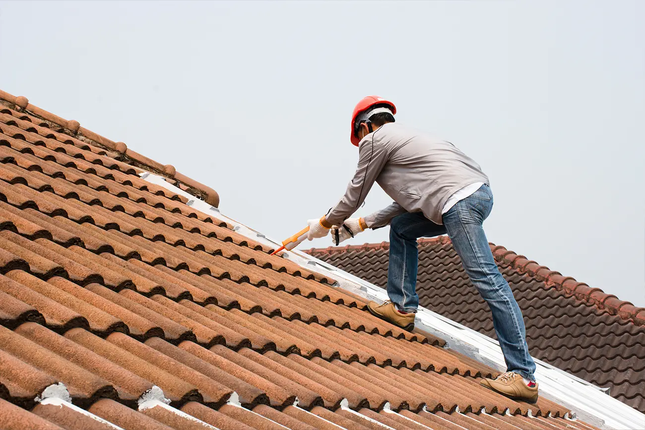 découvrez comment identifier et réparer une fuite de toiture pour protéger votre maison des dégâts d'eau. nos conseils pratiques et astuces pour une intervention rapide et efficace.