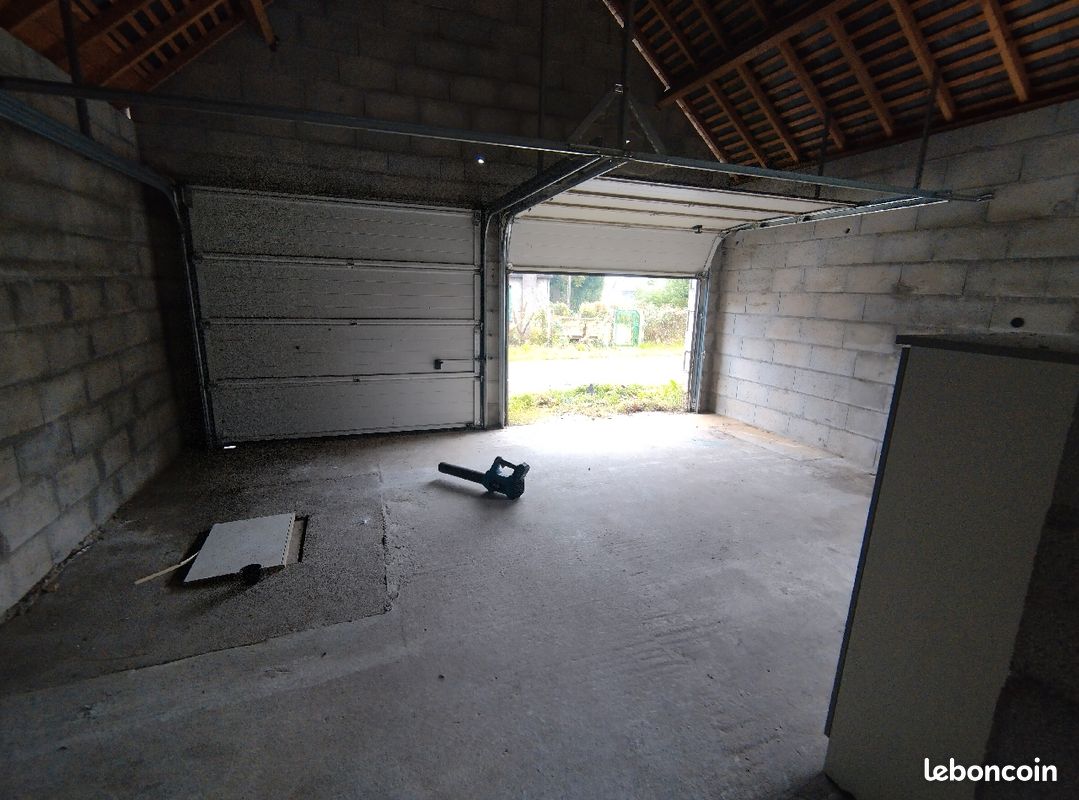 découvrez notre garage spacieux de 60m2, parfait pour tous vos besoins de rangement ou de projet créatif. idéal pour les bricoleurs, les passionnés de voitures ou simplement comme espace de stockage supplémentaire. optez pour un lieu fonctionnel et polyvalent pour optimiser votre espace.