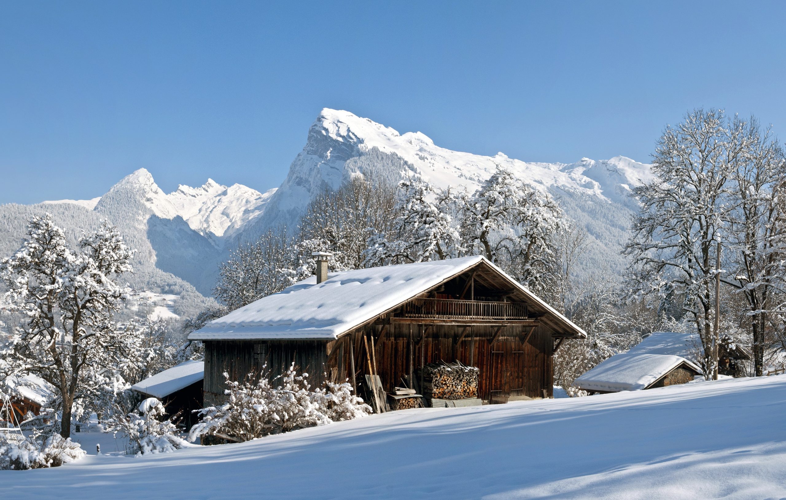 découvrez notre gîte montagne, un refuge idéal pour les amoureux de la nature et des paysages alpins. profitez d'un séjour tranquille au cœur des montagnes, avec des activités de randonnée et de ski à proximité. le gîte allie confort moderne et charme chaleureux, parfait pour se ressourcer en famille ou entre amis.