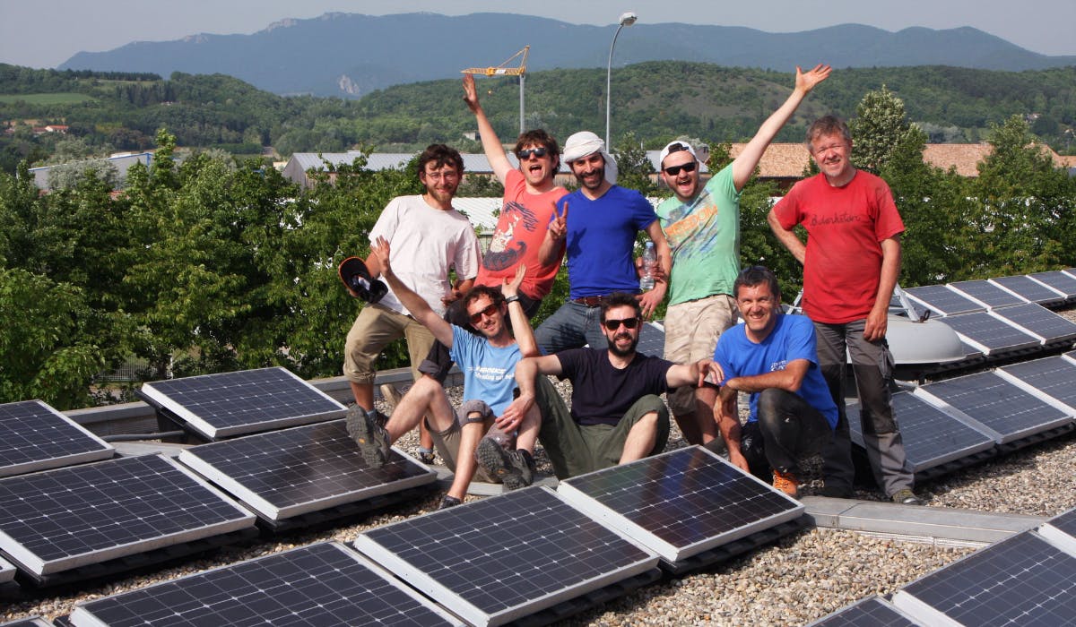 découvrez notre groupe spécialisé dans les panneaux solaires, offrant des solutions innovantes et écologiques pour valoriser votre énergie. bénéficiez de notre expertise pour réduire votre facture énergétique tout en préservant l'environnement.