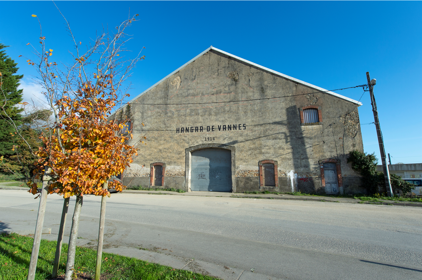 découvrez comment un hangar peut optimiser vos espaces de stockage et abriter vos équipements en toute sécurité. profitez de notre guide sur les types, l'aménagement et les avantages d'un hangar adapté à vos besoins.