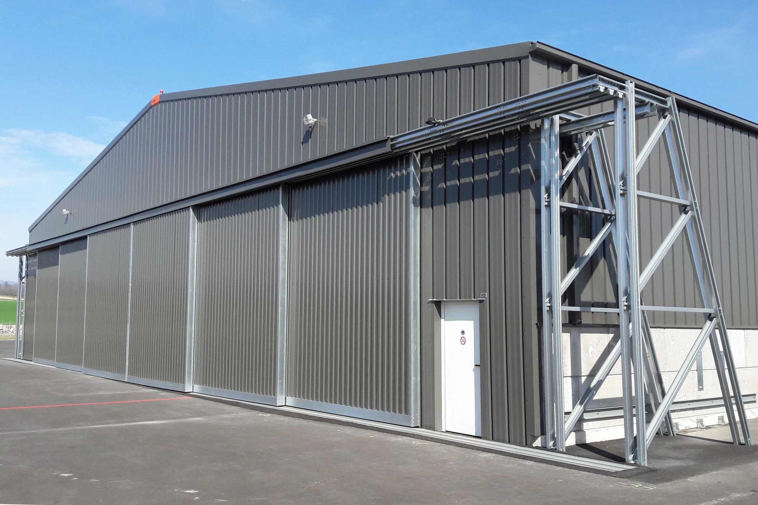 découvrez notre vaste sélection de hangars pratiques et fonctionnels, idéaux pour le stockage de matériel, la protection de véhicules ou l'aménagement d'espaces de travail. conçus pour résister aux intempéries, nos hangars s'adaptent à tous vos besoins.