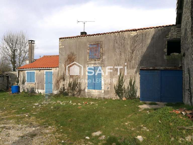 découvrez notre hangar spacieux de 200m², idéal pour le stockage, l'atelier ou l'événementiel. profitez d'un espace flexible et fonctionnel, adapté à vos besoins professionnels ou personnels.