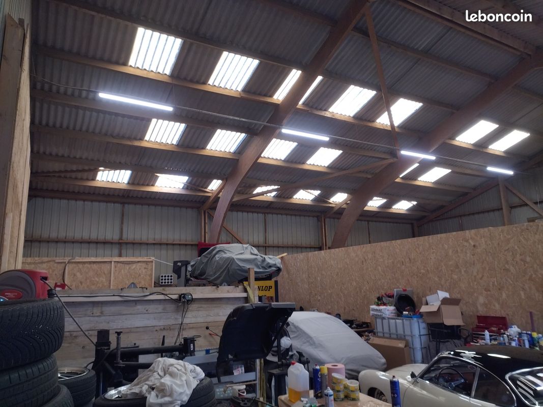 découvrez notre hangar spacieux de 200m², idéal pour le stockage, l'atelier ou l'événementiel. profitez d'un espace modulable et accessible pour tous vos projets.